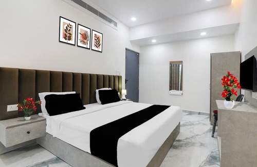 Lucknow House | Classic With Balconyjr inn