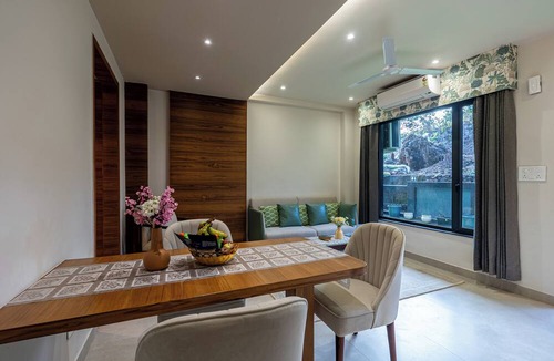 Naukuchiyatal Hotel | ALAYA STAYS Lakefront Suite Naukuchiatal