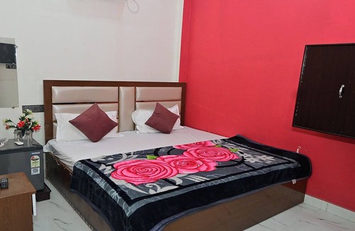 Faizabad Bed & Breakfast | The Saroj Palace