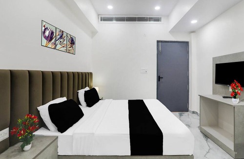 Lucknow House | Deluxe With Twin Bed JR inn