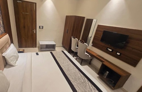 Sandila House | The Monark Inn