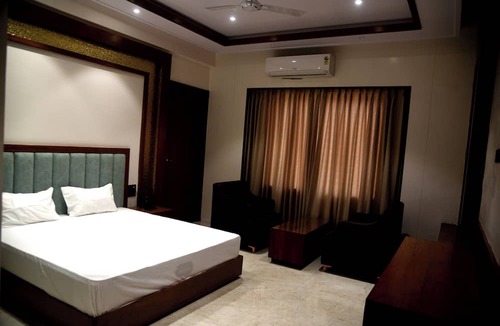 Marhi Hotel | The shark inn Residency