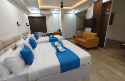Vyalikaval HBCS Layout Hotel | Niharika Heights Luxury Hotel