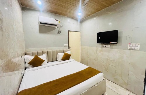 Kalkaji Hotel | Roomshala Hotel Golden Residency