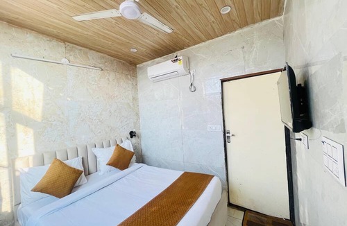 Kalkaji Hotel | Roomshala Hotel Golden Residency