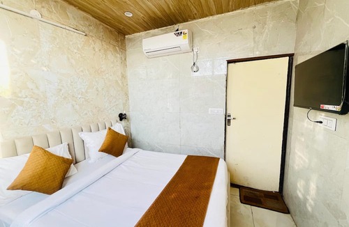 Kalkaji Hotel | Roomshala Hotel Golden Residency