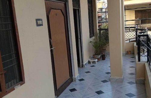 Jhusi Hotel | Shri Hari Sadan