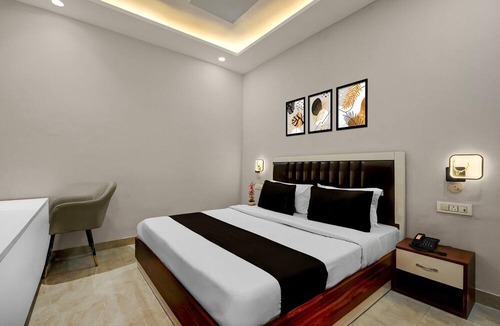 Kharar House | Classic Hotel Kamboj