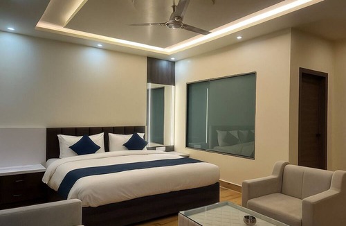 Alambagh Hotel | Hotel Manglam Inn Near CCS International Airport