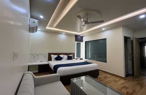 Alambagh Hotel | Hotel Manglam Inn Near CCS International Airport