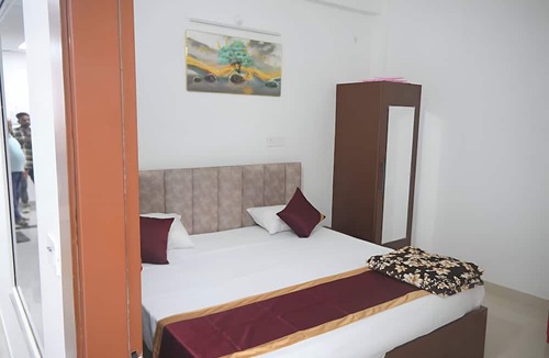 Misrikh Hotel | HOTEL NEELKANTH PALACE