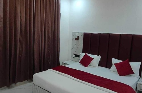 Haraiya Hotel | Hotel Omkar Palace