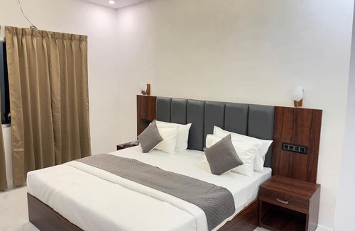Haraiya Hotel | Hotel Omkar Palace