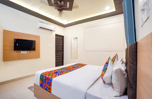 Lanka Hotel | Fabhotel Paramhans Guest House