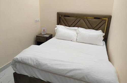Palanpur Hotel | Modest Rooms by LIBRA