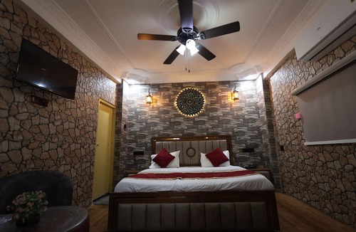 Mohanlalganj Hotel | Sparrow Farms And Resort