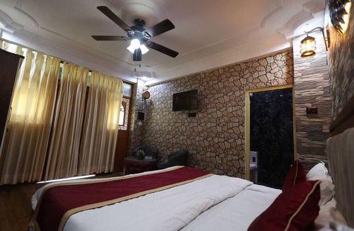 Mohanlalganj Hotel | Sparrow Farms And Resort