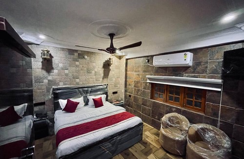 Mohanlalganj Hotel | Sparrow Farms And Resort