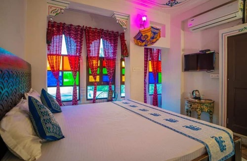 Lake Swaroop Sagar Hotel | Soham Haveli Udaipur