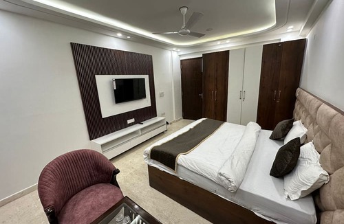 East of Kailash Hotel | The Royal Oakes