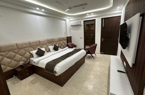 East of Kailash Hotel | The Royal Oakes