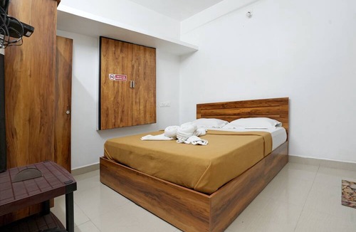 Gudalur Hotel | Hillside Hideaway