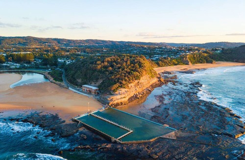 Warriewood House | Spacious 2 storey, 4 bedroom house in the heart of the Northern Beaches.