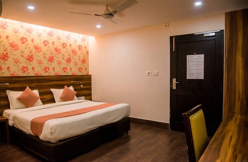 Aliganj Hotel | Hotel Sandstone INN