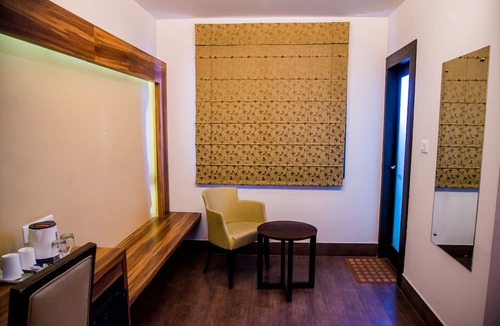 Aliganj Hotel | Hotel Sandstone INN