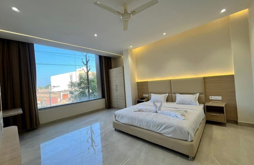 Jhansi Hotel | The Lotus Hotel