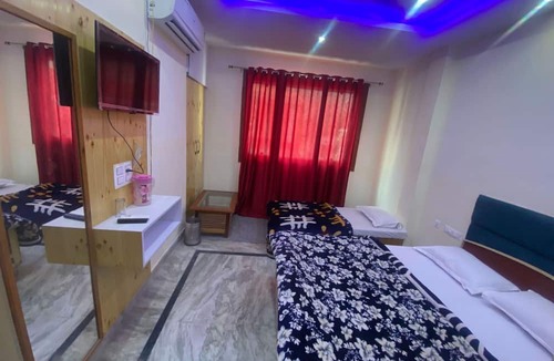 Srinagar Hotel | Hotel Uday Raj & Restaurant