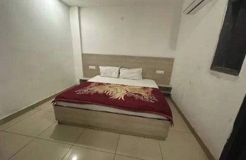 Azadpur Hotel | Fabhotel Snereya