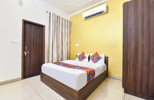 Jagatpura Hotel | FabHotel Aqueens Plaza - Near Jawahar Circle, Patrika Gate