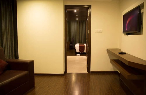 Iyyappanthangal Hotel | V7 Hotel