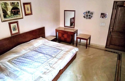 Nehru Place Apartment | 2 Bed Apartment Sleeps 4 with Parking New Delhi