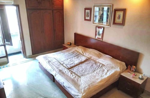Nehru Place Apartment | 2 Bed Apartment Sleeps 4 with Parking New Delhi