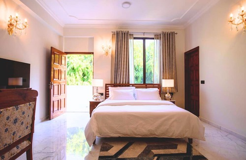 Sainik Farm Apartment | Luxurious Italian Family House: 3 Large Ensuite-Bedrooms With Private Balconies
