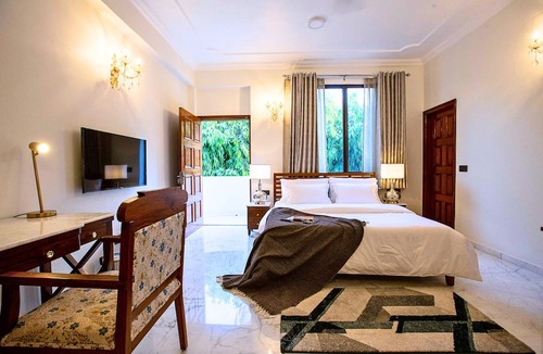 Sainik Farm Apartment | Luxurious Italian Family House: 3 Large Ensuite-Bedrooms With Private Balconies