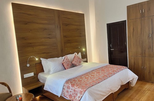 Majkhali Villa | Crestmont Snow View Resort Ranikhet