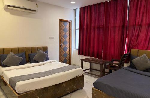 Indirapuram Hotel | PLAY HOTEL GOLDEN RIVAAH Indirapuram