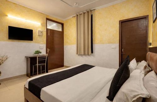 Sainik Farm Hotel | Hotel Saket Orchid- IGNOU Road