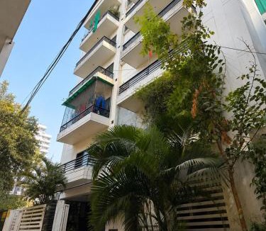 Mahmoorganj Apartment | Homlee-Banaras 2BHK-Lift-Parking-3KM KashiTemple