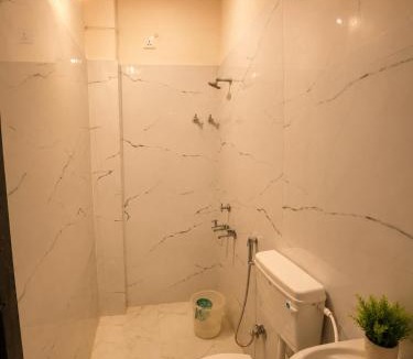 Jhusi Apartment | Divine Solace GF3 Luxury 2BHK Homestay near Sangam, Prayagraj