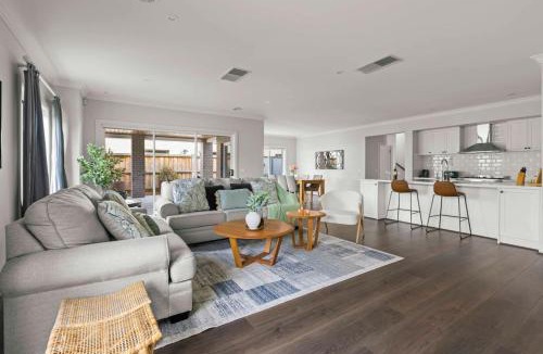 Point Cook House | StayAU Contemporary 5BRM Families Home Point Cook
