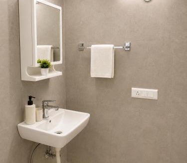 South West House | 5 Minutes from Airport- Farmify - Peaceful Village Farmstay