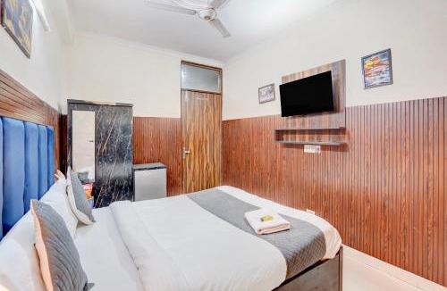 Sainik Farm Hotel | Hotel Happy - Near IGNOU Road