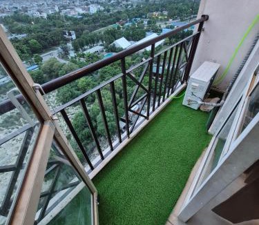 Auli Apartment | CozycoStays - 1BHK near LuLu, Medanta