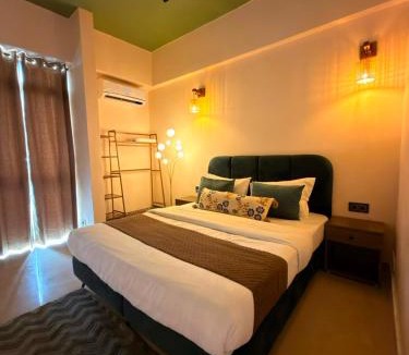 Auli Apartment | CozycoStays - 1BHK near LuLu, Medanta