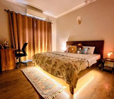 Gurugram Apartment | Romantic Sky Studio with Pool by The Nook