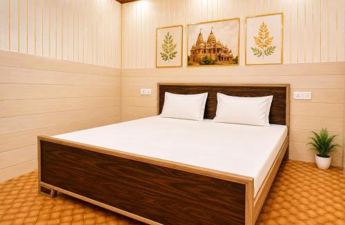 Ayodhya House | Usha Atithi Niwas Near By Jain Mandir Walking Distance Shree Ram Mandir 150mtr NON AC Rooms Available